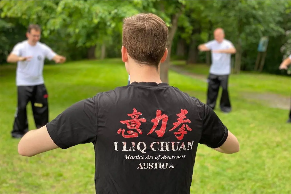 Im Probemonat lernt man - Präzise Ausrichtung der Körperstruktur bei den Grundlagenübungen.