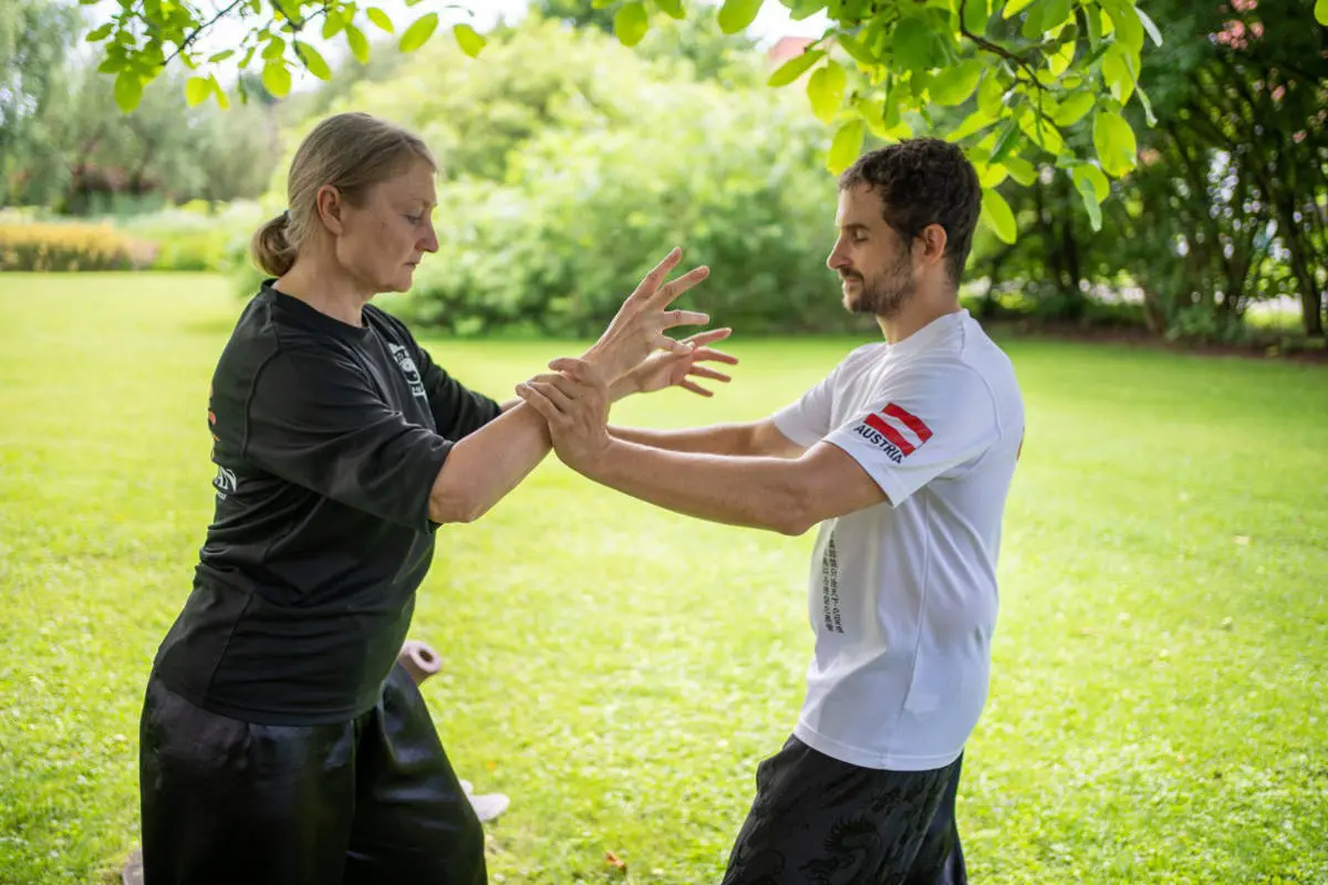 Anfänger erlangen im Kung Fu Probetraining Erfahrung durch achtsame Kontaktübung zur Wahrnehmung.
