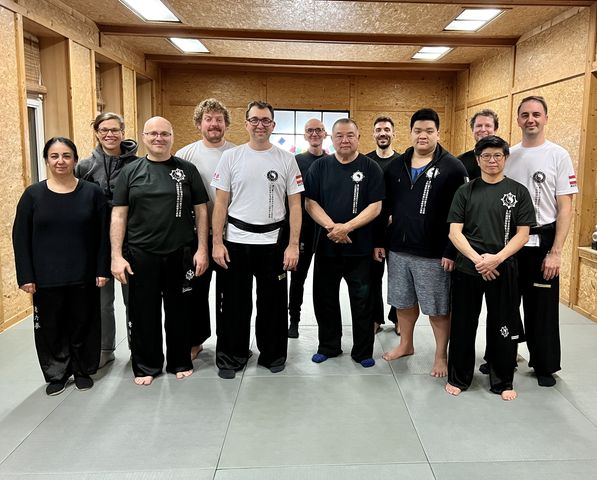 ZXD ILC Austria Gruppe mit GM Sam Chin und Meister Hsin Chin im Renrakuno Dojo Nov 2022