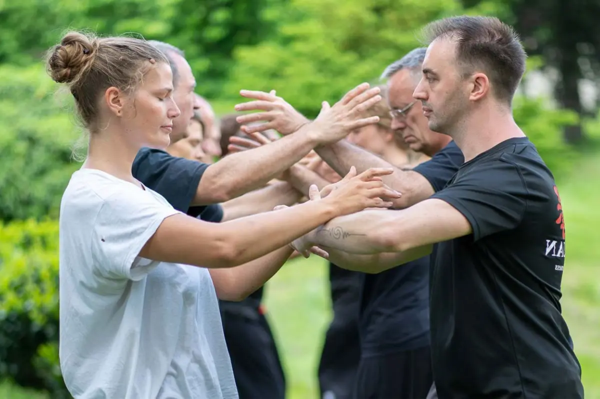 Zwei Personen üben systematisches Achtsamkeitstraining im Kontakt durch präzise Biomechanik und Körperstruktur.