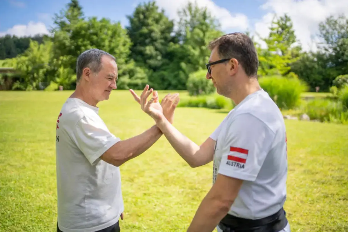 Korrekte Ausrichtung von zwei Personen im Partner Training mit der Qualität von Peng